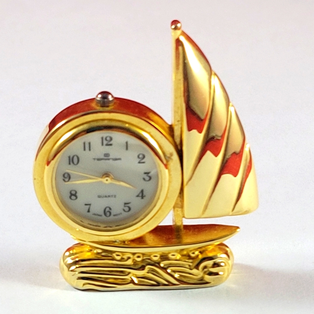 VINTAGE COLECTIBAL MINIATURE CLOCK NOVELTY BRASS JAPAN MUVMENT.